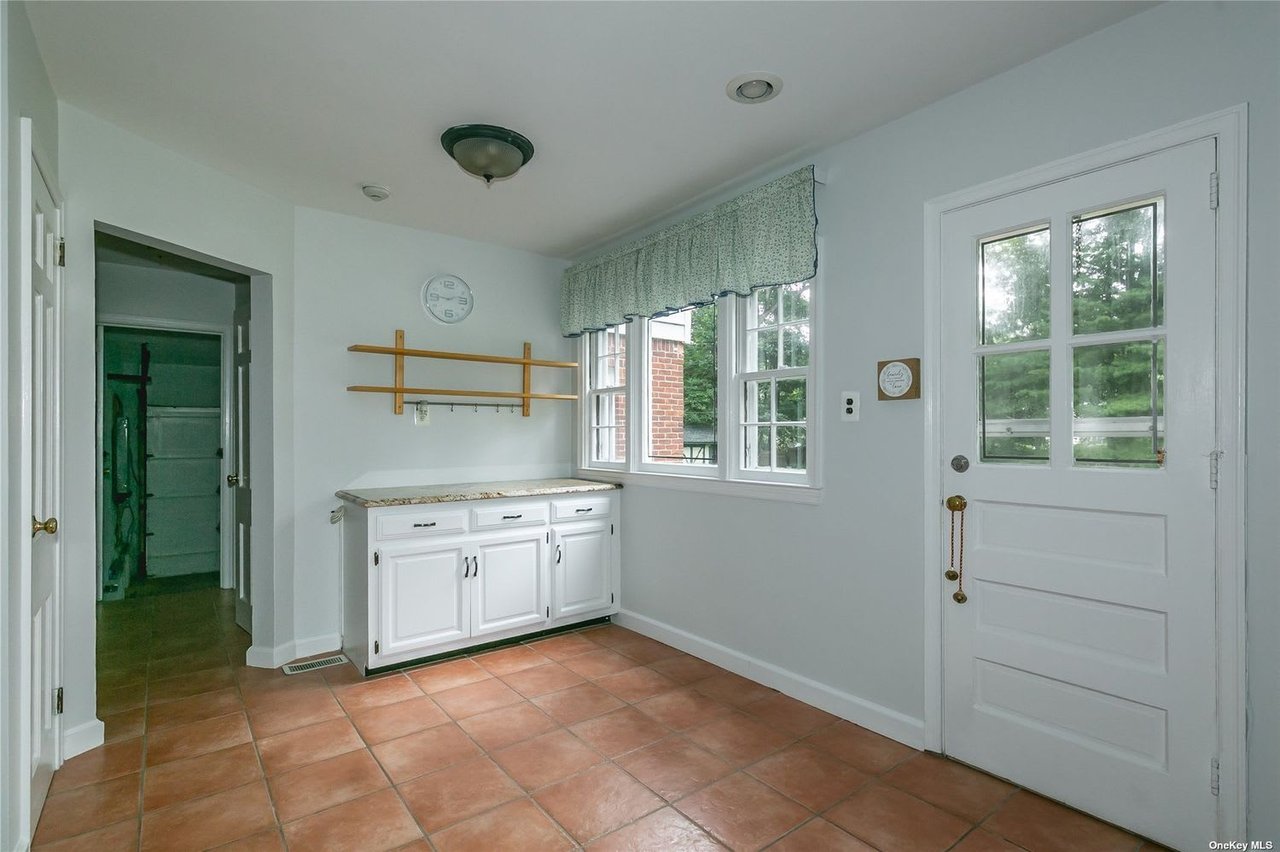 30 Colonial Dr, Huntington