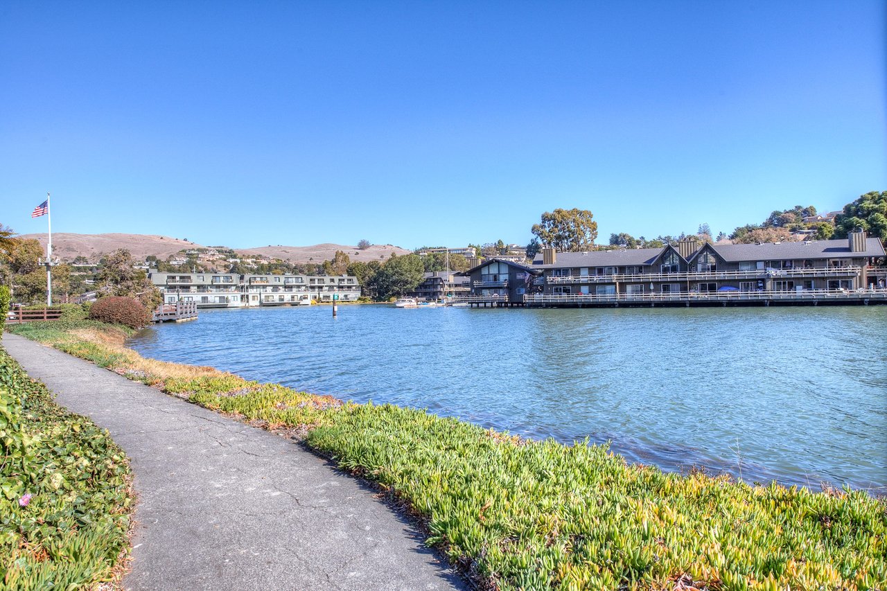 28 Greenwood Bay Dr