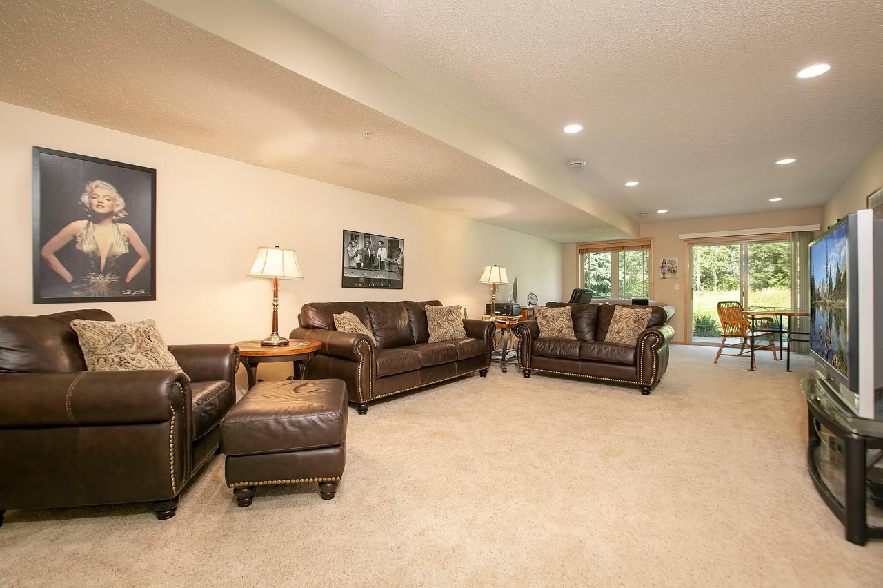 Gorgeous End-Unit Townhome!