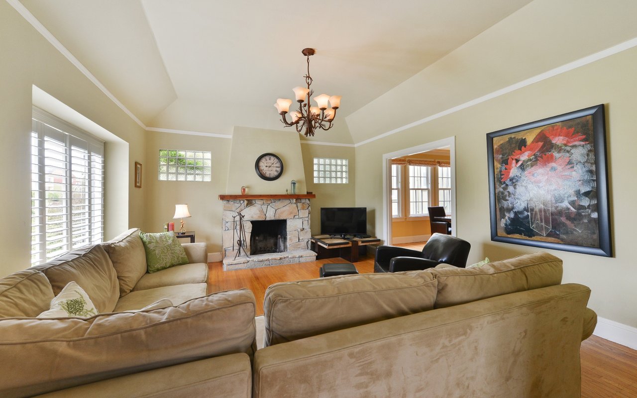 905 Portola Dr