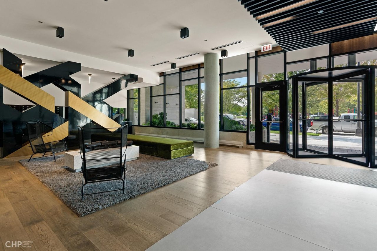 West Loop Luxury: 111 S Peoria St, #210