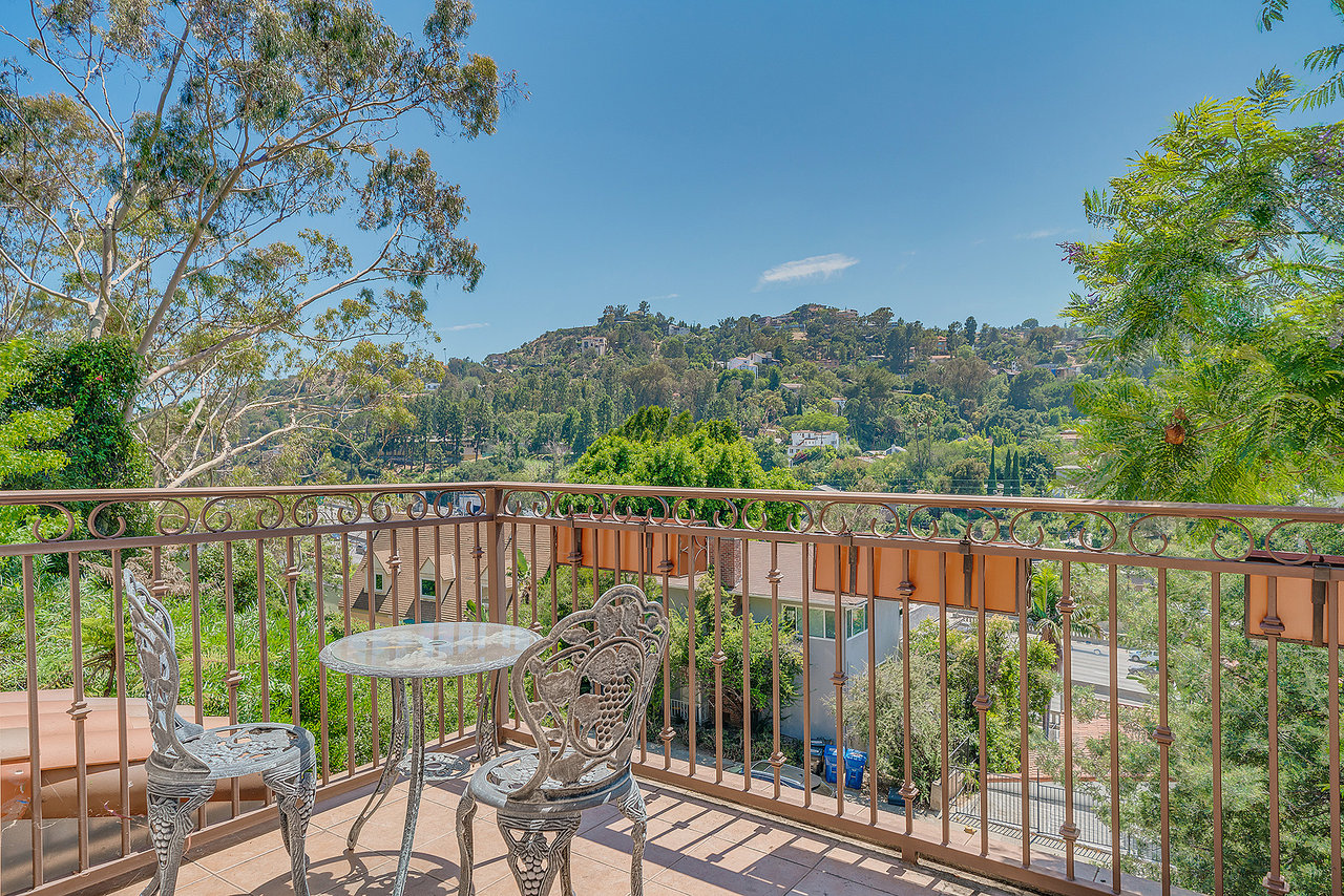 3130 Hollycrest Dr. 