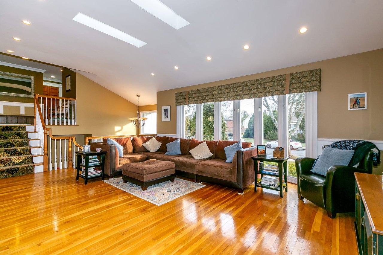 1 Gloria Dr, Woodbury