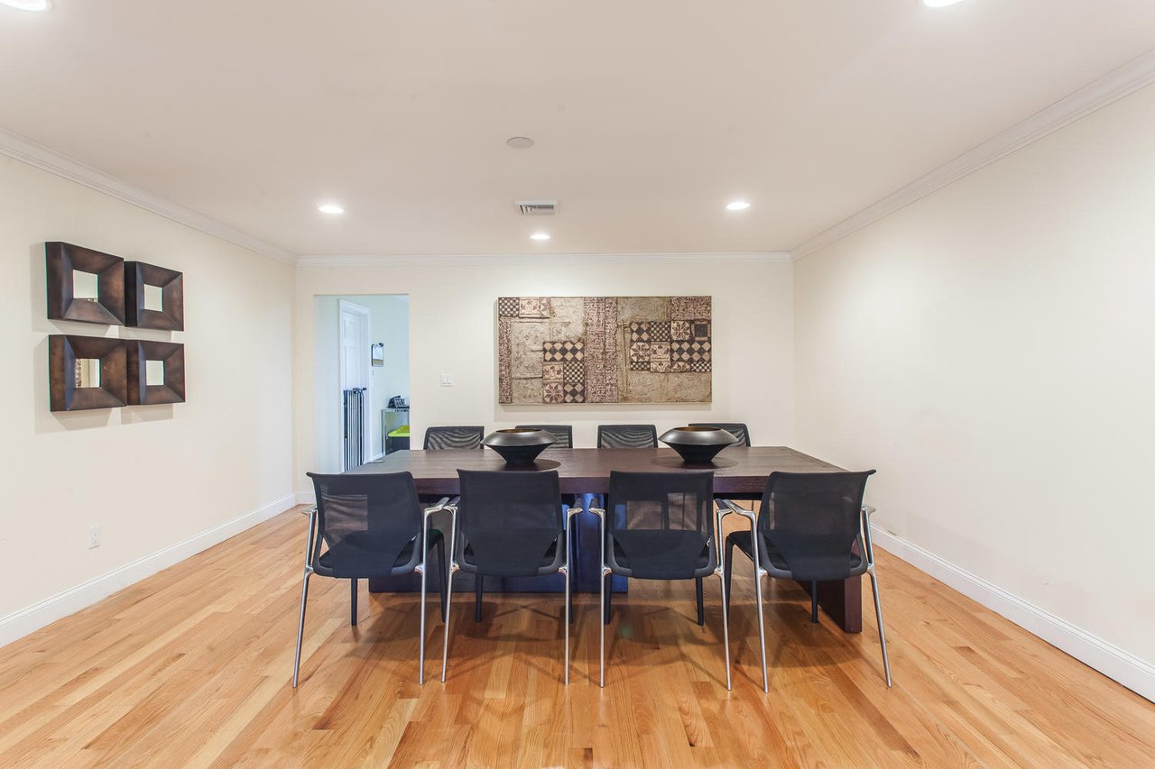 195 Cold Spring Rd, Syosset