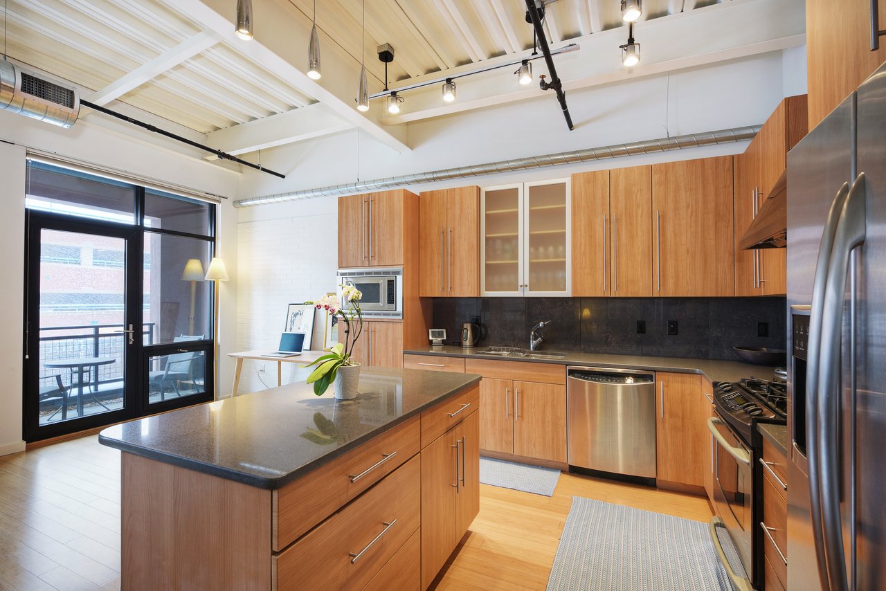 Open and Bright Downtown Loft! 