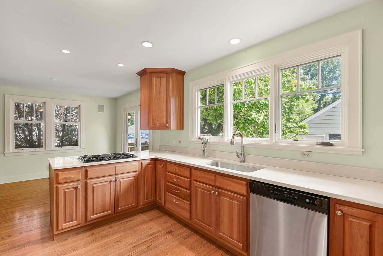 Close-to-Beach and Close-to-Town Living 