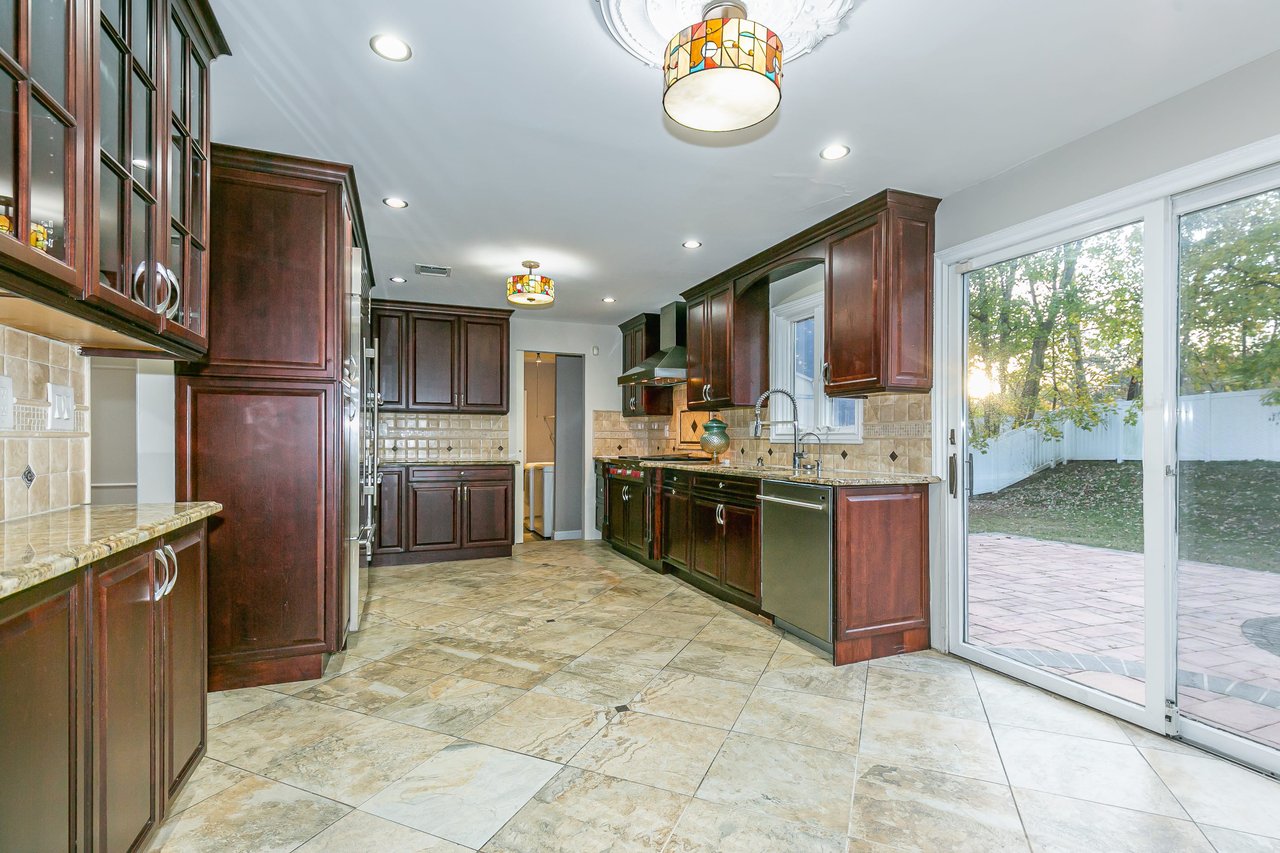 1 W Fern Drive, Jericho