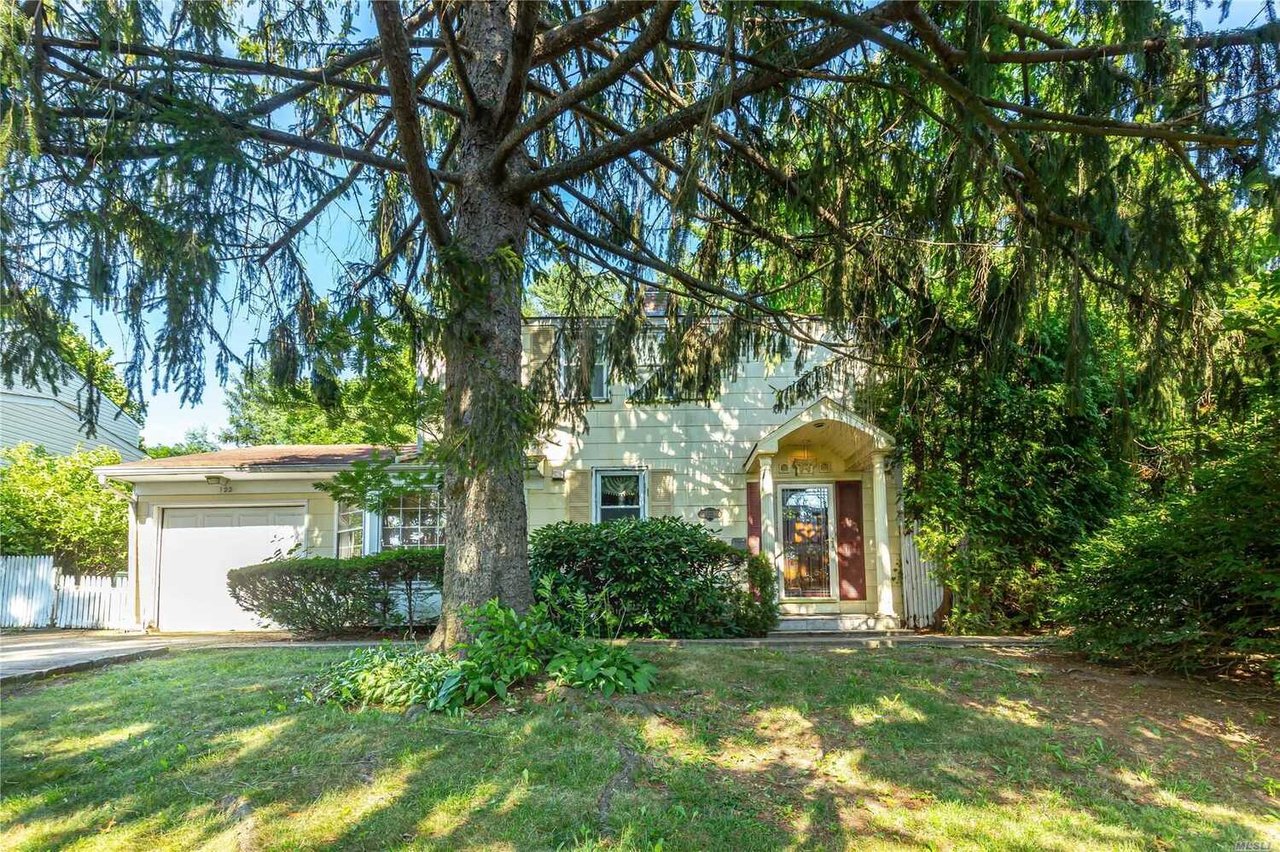 122 Deepdale Pkwy, Roslyn Heights