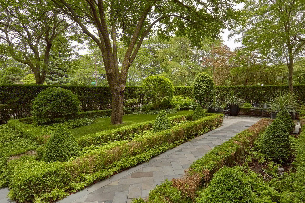 Uptown Lakefront Oasis: 801 W Castlewood Ter