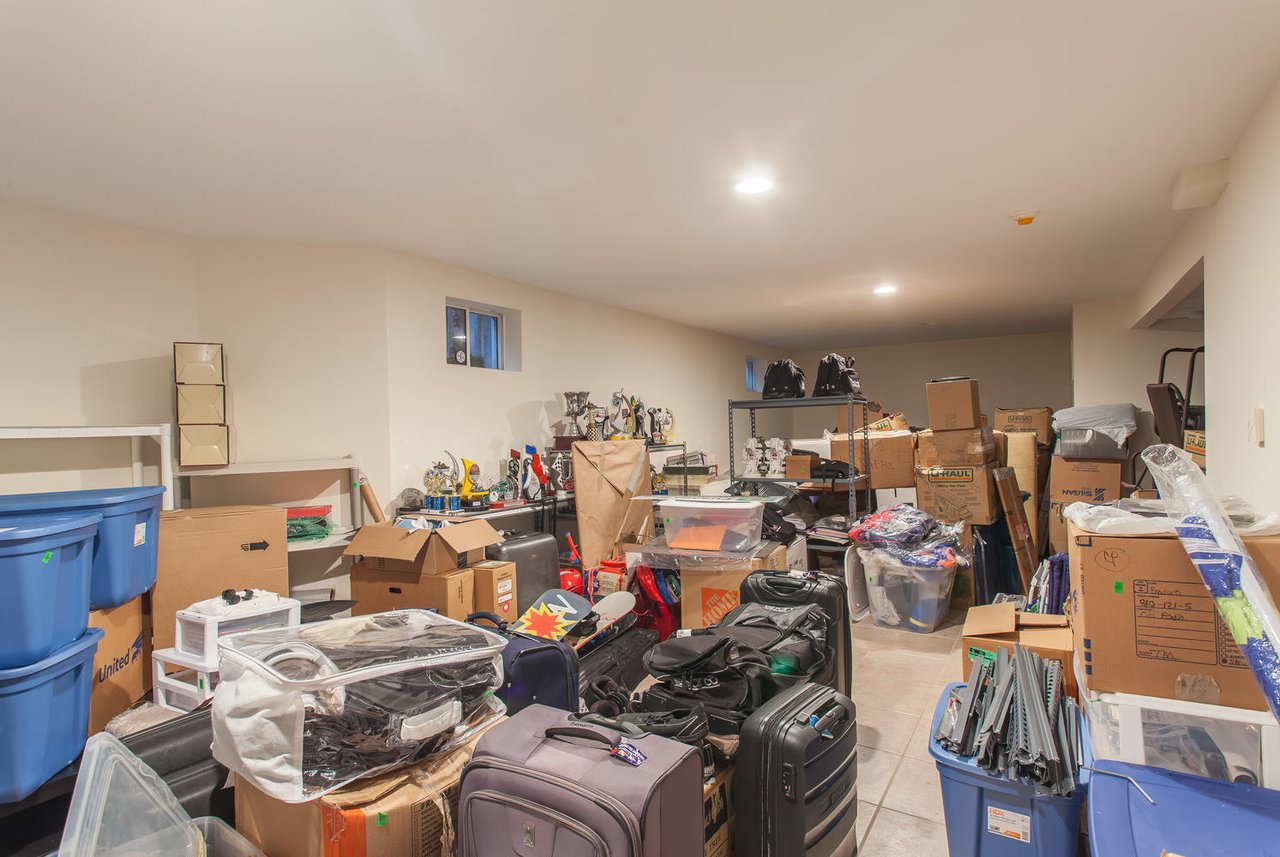 195 Cold Spring Rd, Syosset