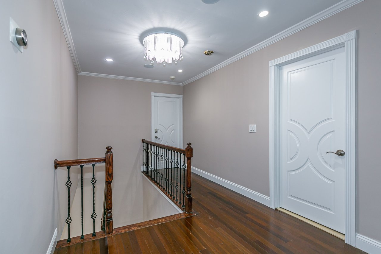 1 W Fern Drive, Jericho