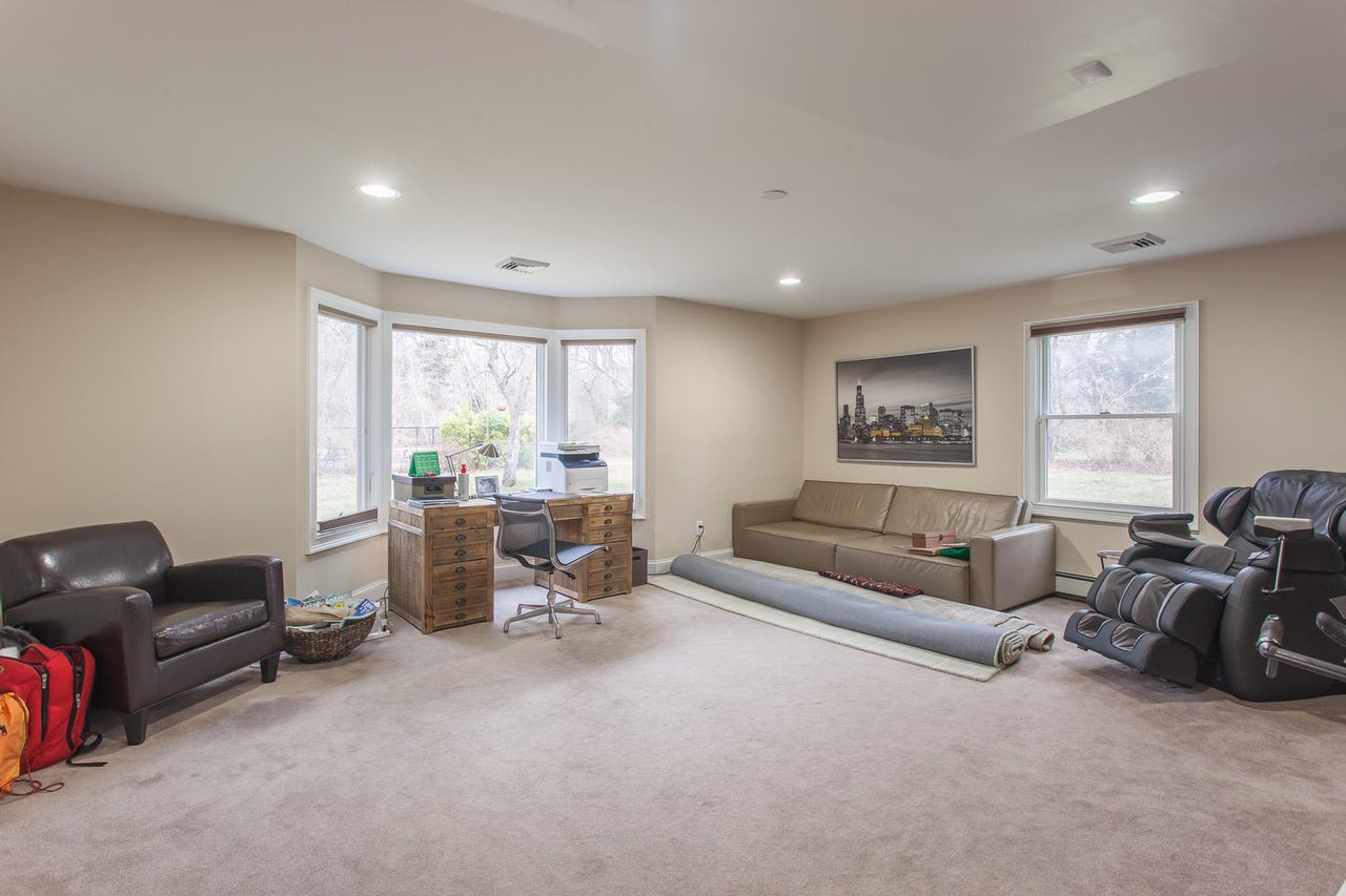 195 Cold Spring Rd, Syosset