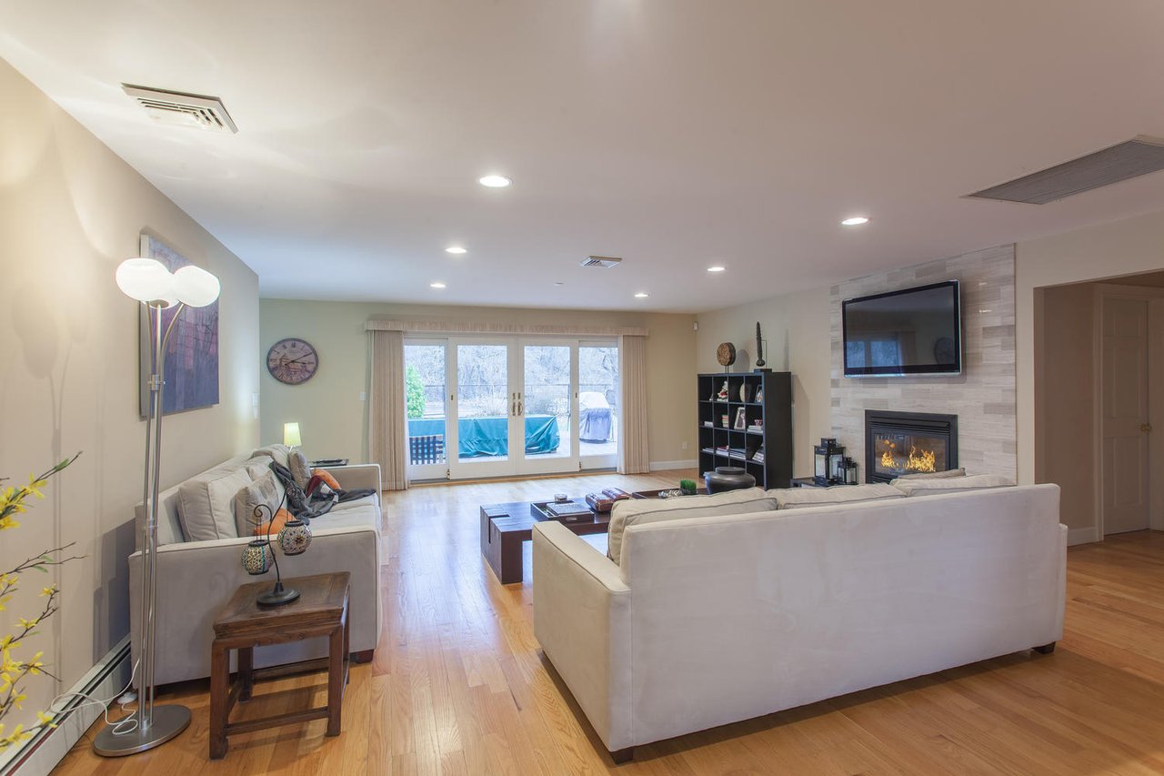 195 Cold Spring Rd, Syosset