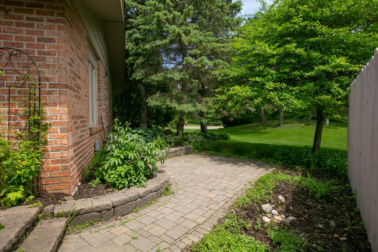 Updated Detached Villa Home  // Walk to Wayzata!