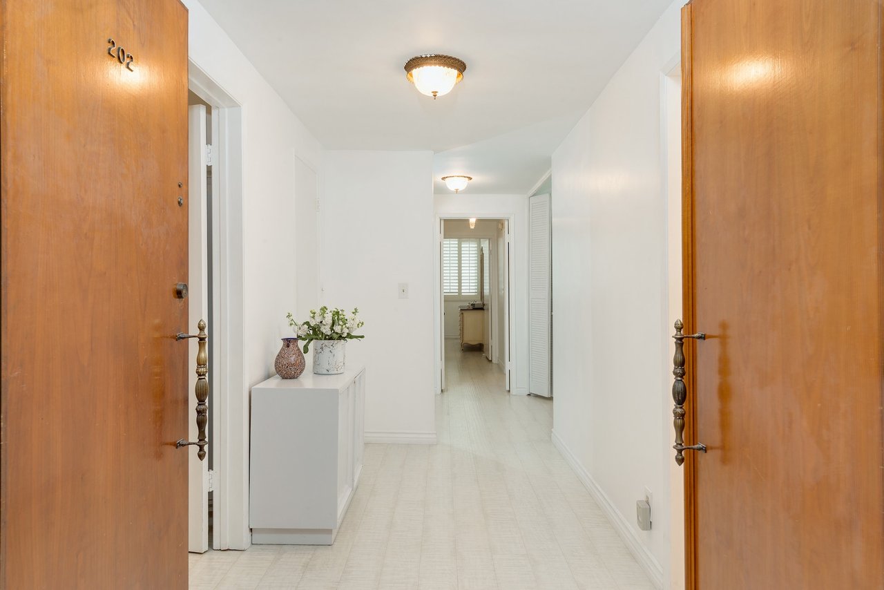 Walk to the best of Beverly Hills! 2BR+Den/2.5 baths