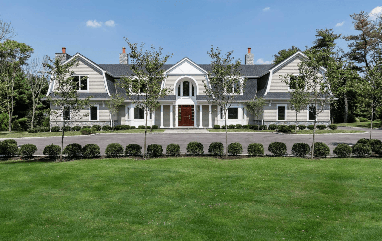 11 Sandpiper Court, Old Westbury
