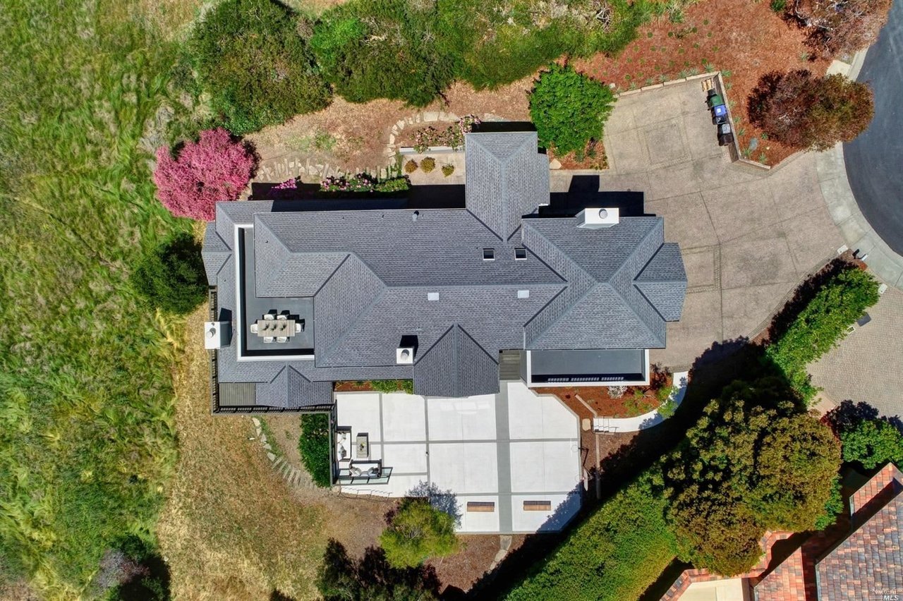 Contemporary Residence Adjacent to Open Space