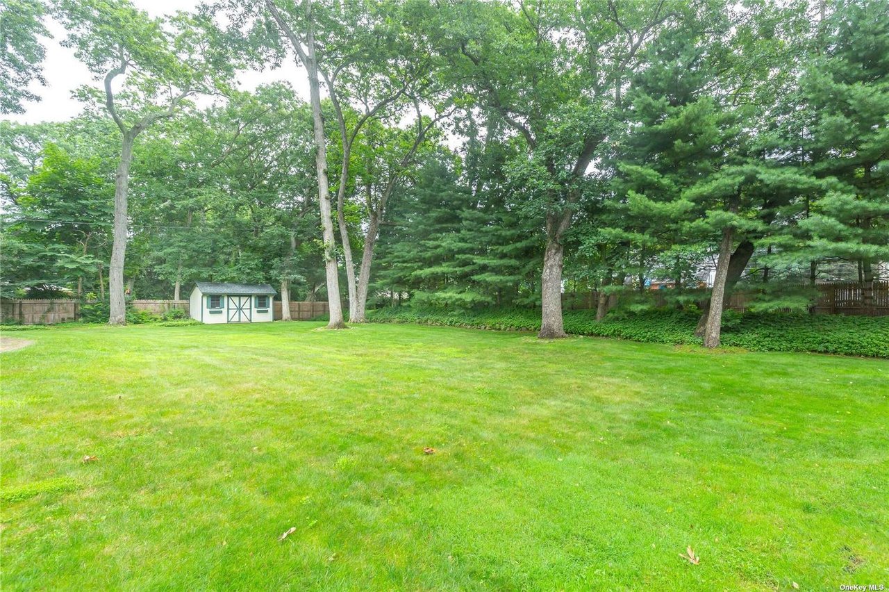 30 Colonial Dr, Huntington
