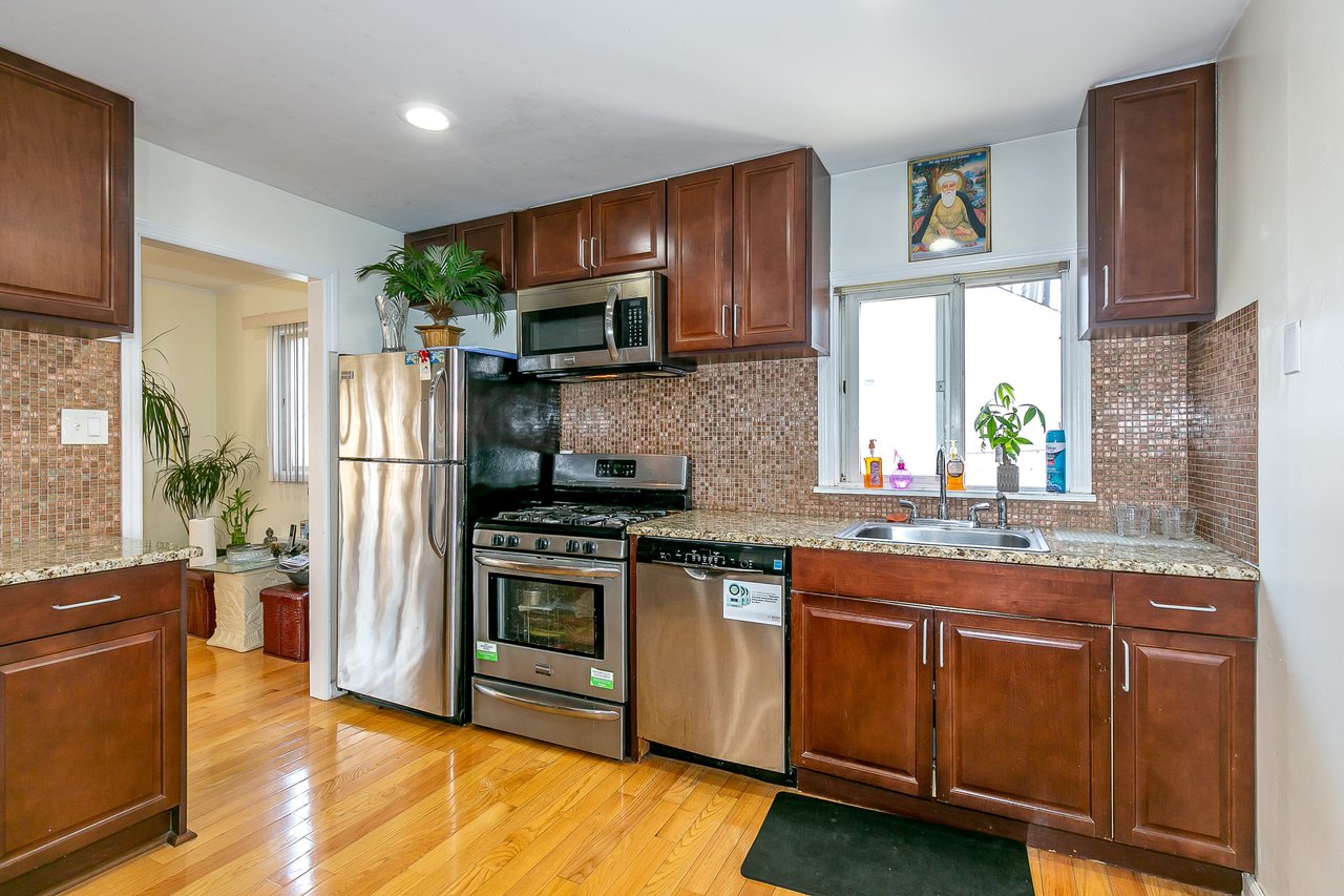 30 Gardner Ave, Hicksville