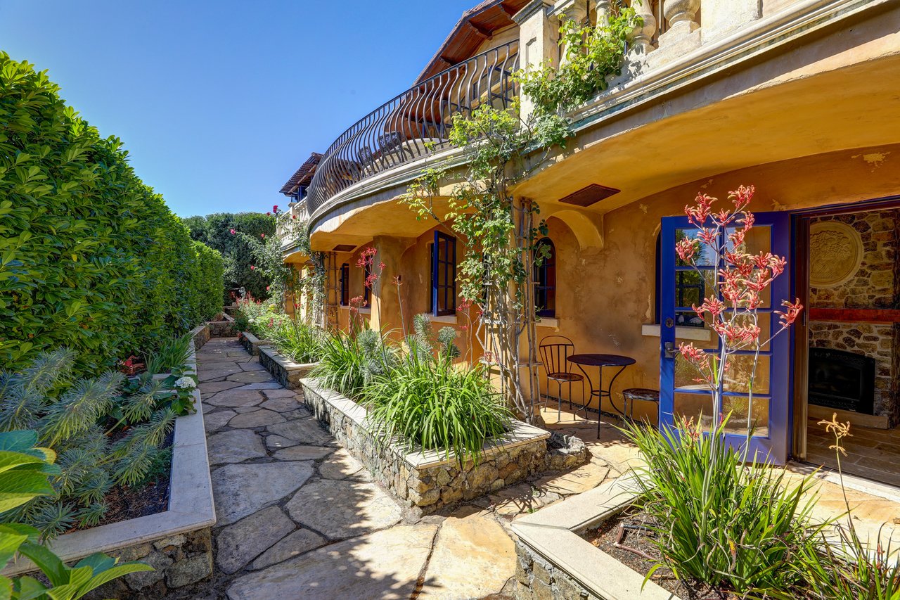 Extraordinary Tuscan Farmhouse