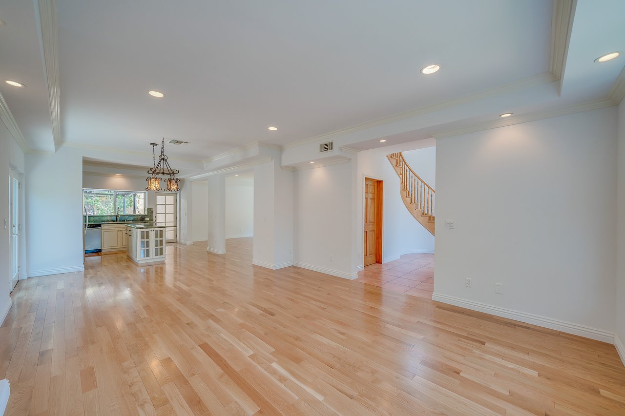 3130 Hollycrest Dr. 