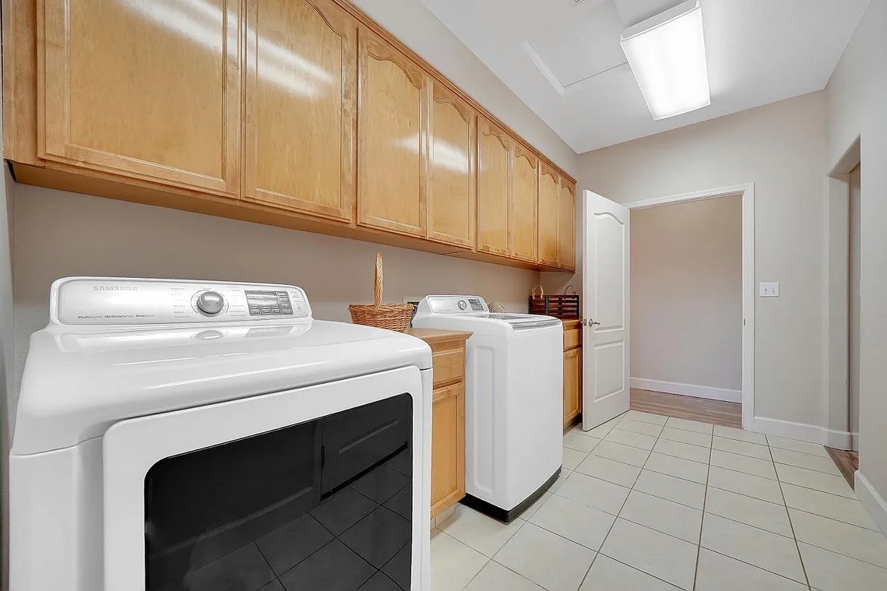3221 Crestview Dr