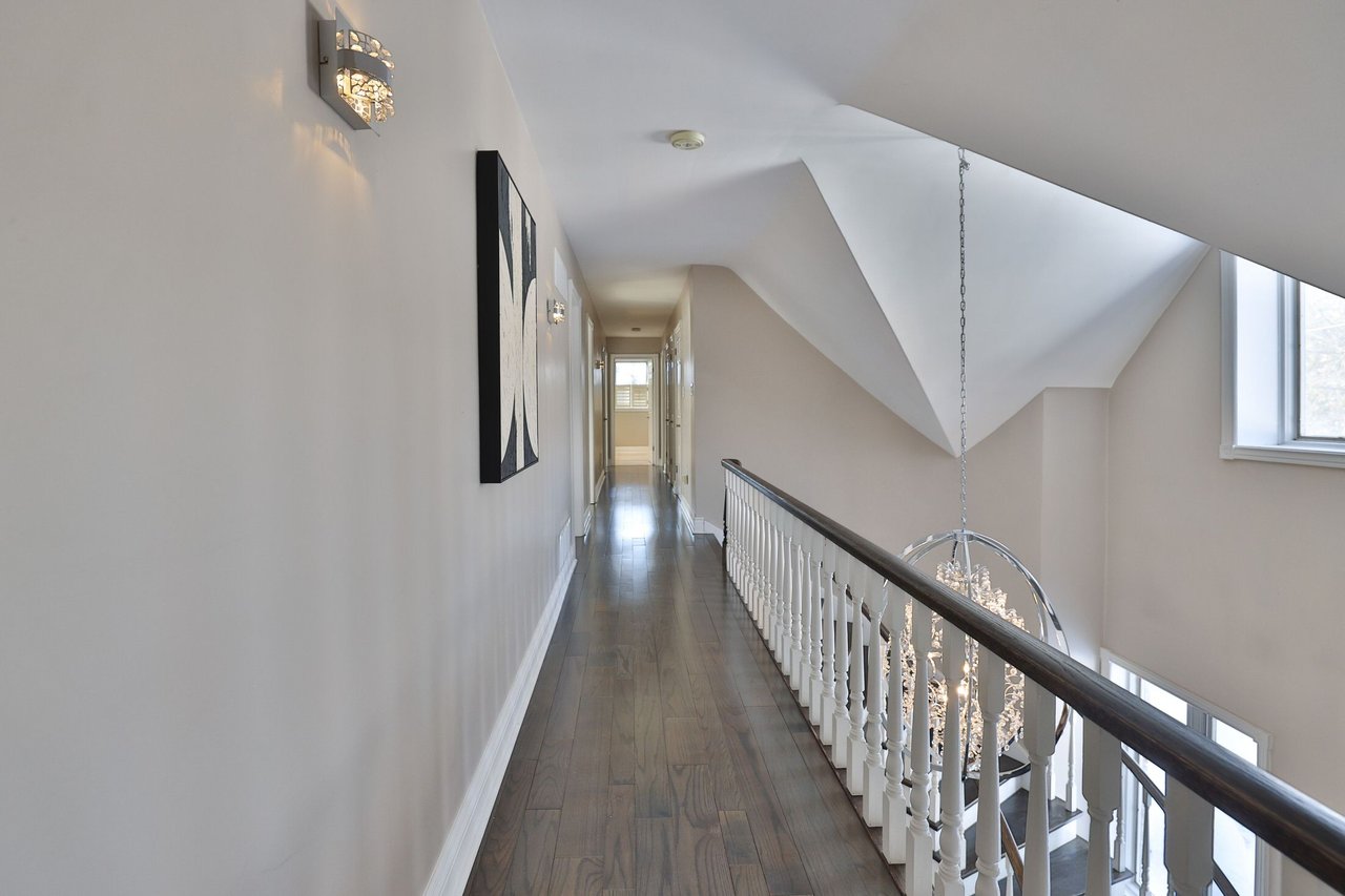 208 Mineola Rd W