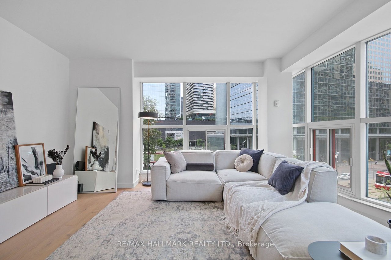 77 Harbour Sq