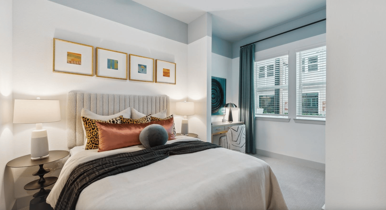 Up to 10 weeks free base rent & $1,000 gift card