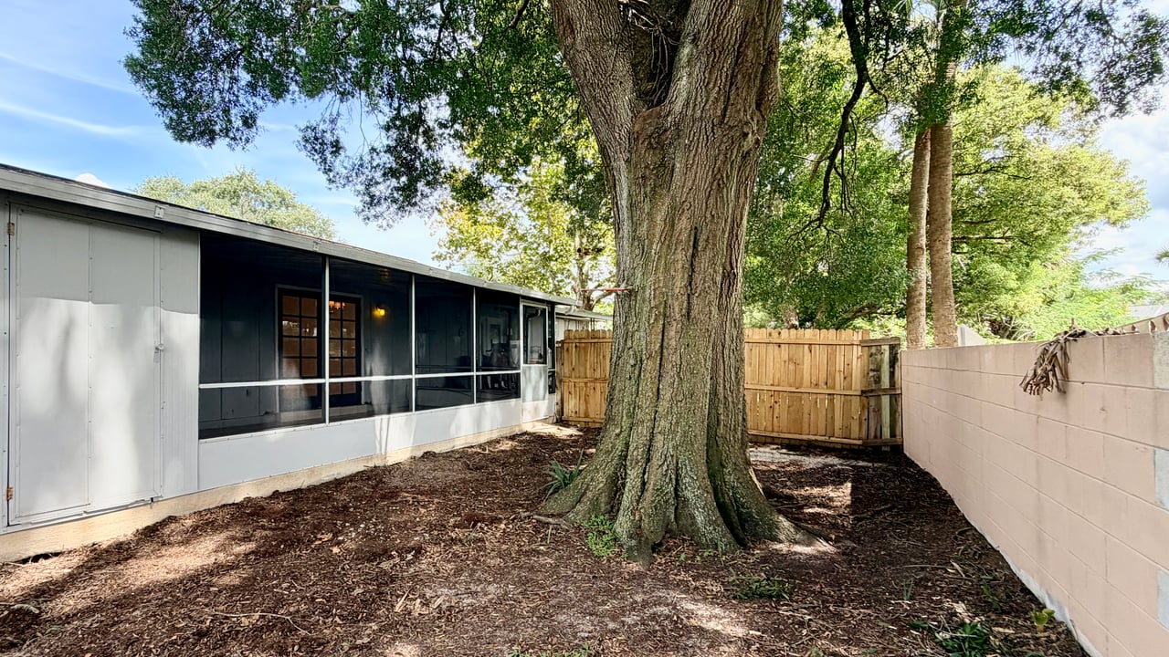 Casselberry Three-Bedroom, Two-Bathroom Duplex Unit with Private Yard