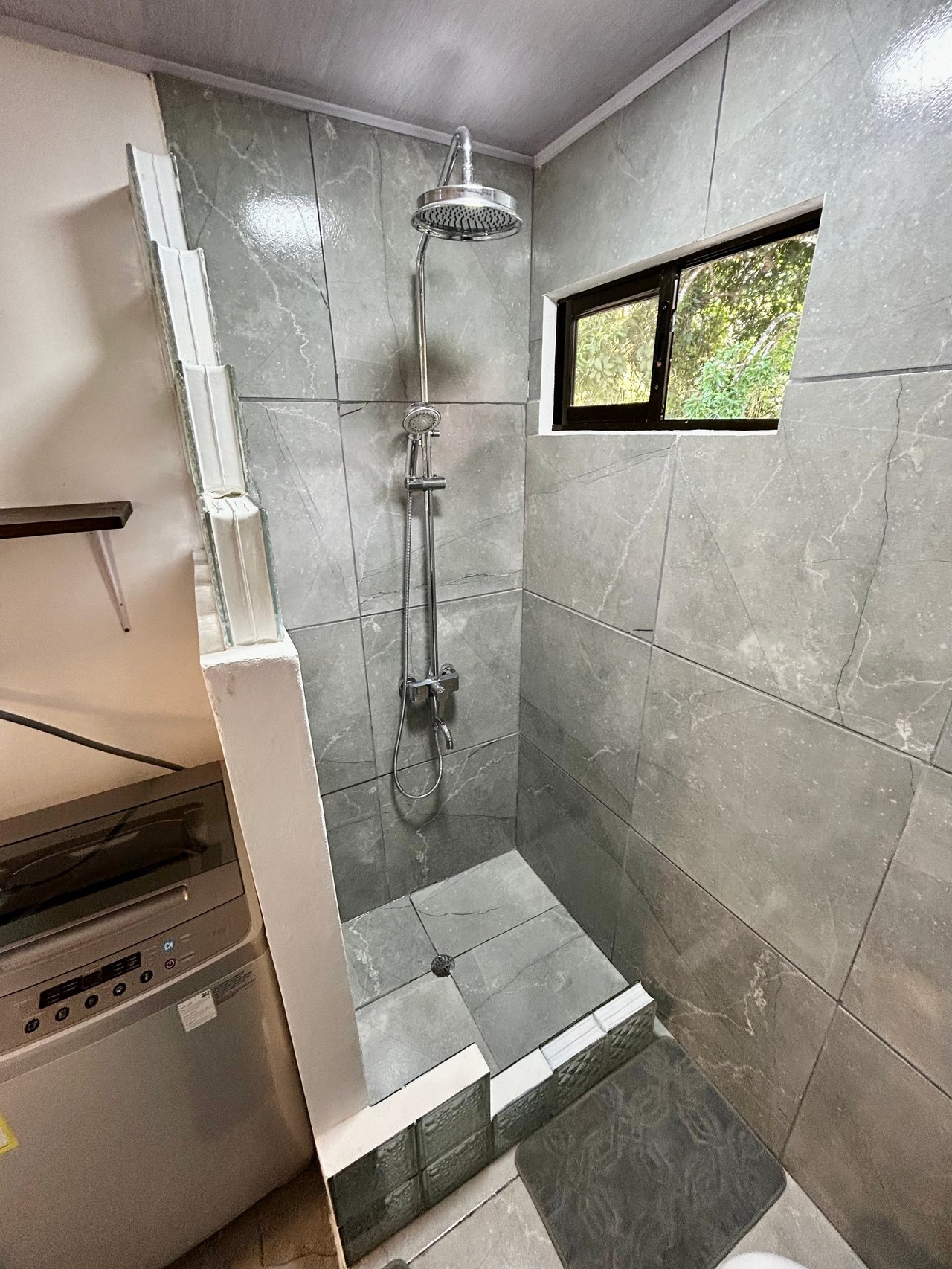 Hatillo Breeze, 2 Bedroom Home on 1,311m2 of usable land and year round creek!