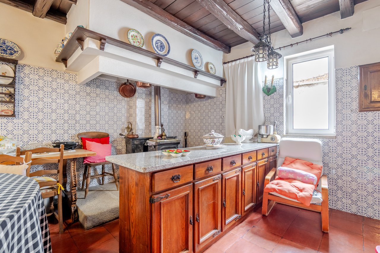 Rustic Four-Bedroom House with Private Land in Folhadela, Vila Real