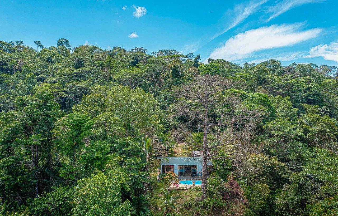 Charming 2-Bedroom Home in Ojochal, right off Finca Marañon, with stunning jungle & mountains views.