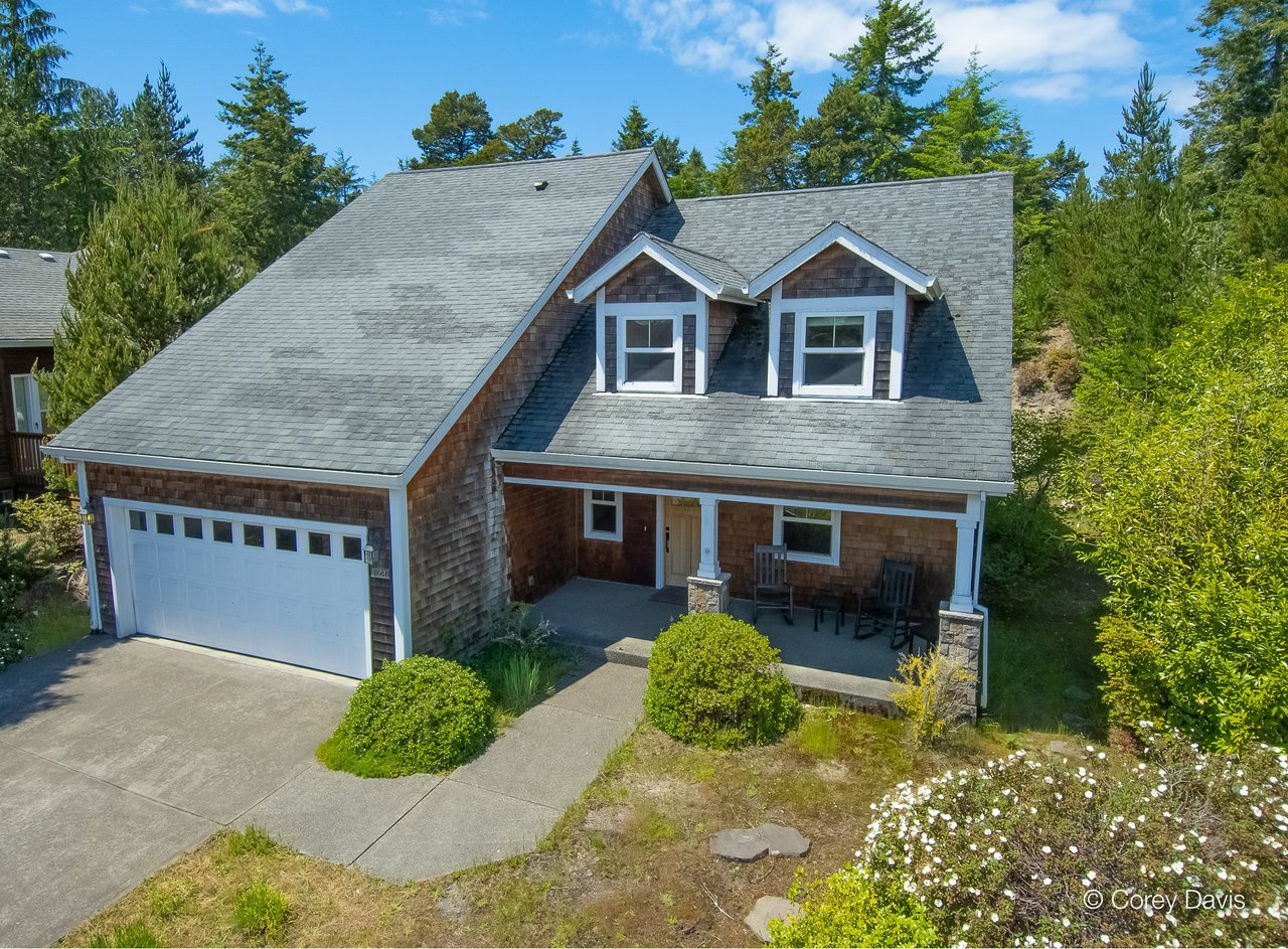 Sold Pine Ridge home at 10220 Pine Ridge Dr in Manzanita Oregon represented by Meadow Davis of Home + Sea Realty