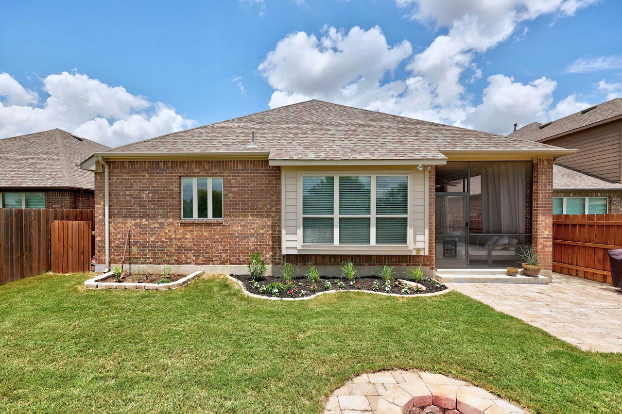 Beautifully Appointed Single-Story in Oak Creek: Modern Floors and Screened-In Patio Overlooking Green Space w/ NO Backyard Neighbor!