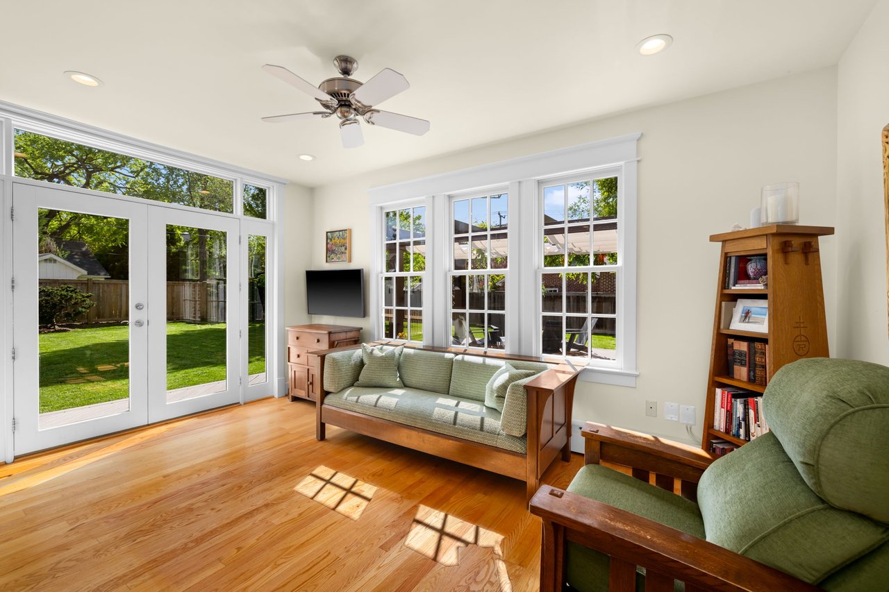 22 W OAK STREET