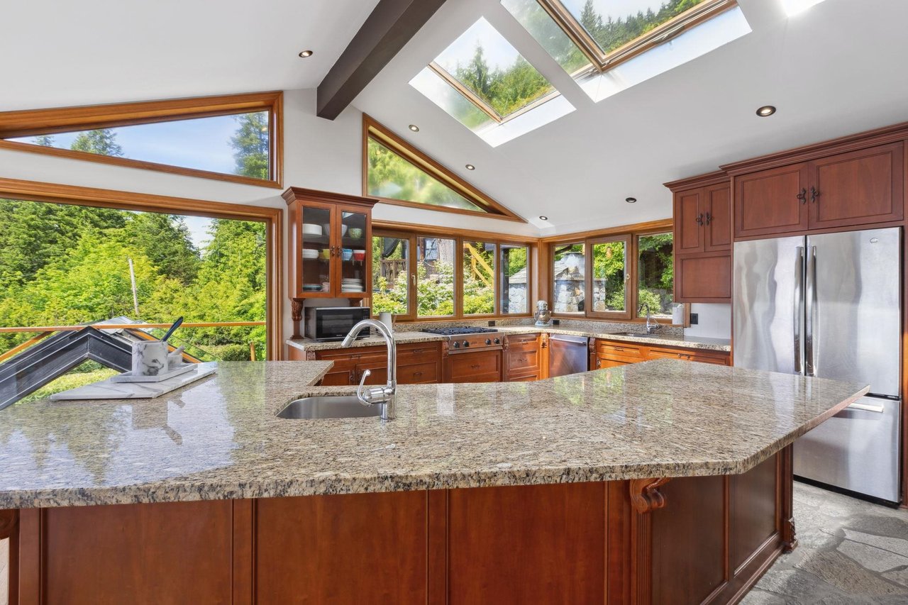 425 Mountain Dr