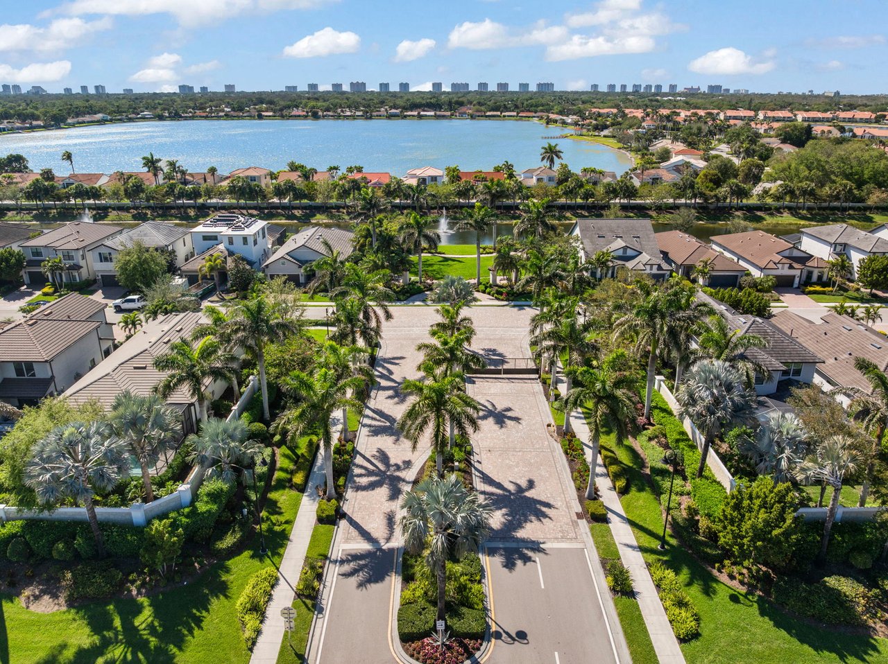 Avery Square in Naples, Florida: A Small Gated Community in the Heart of North Naples