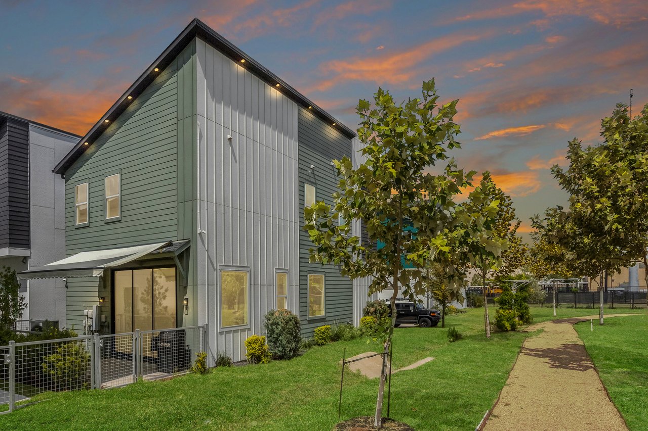 Modern End-Unit Home for Sale in Spring Branch Houston | Avondale Square