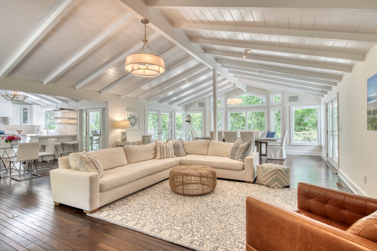 30 Springwood Way, East Hampton