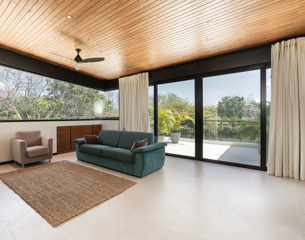 Villa Solana: Modern Luxury Steps from Playa Mansita in Hacienda Pinilla