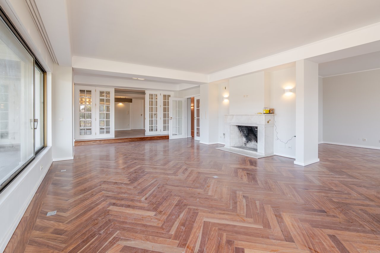 Luxury 5-Bedroom Apartment with Balcony & Private Garage in Foz do Douro, Porto