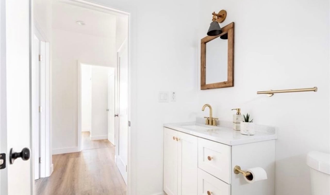 1731–1733 S New England St