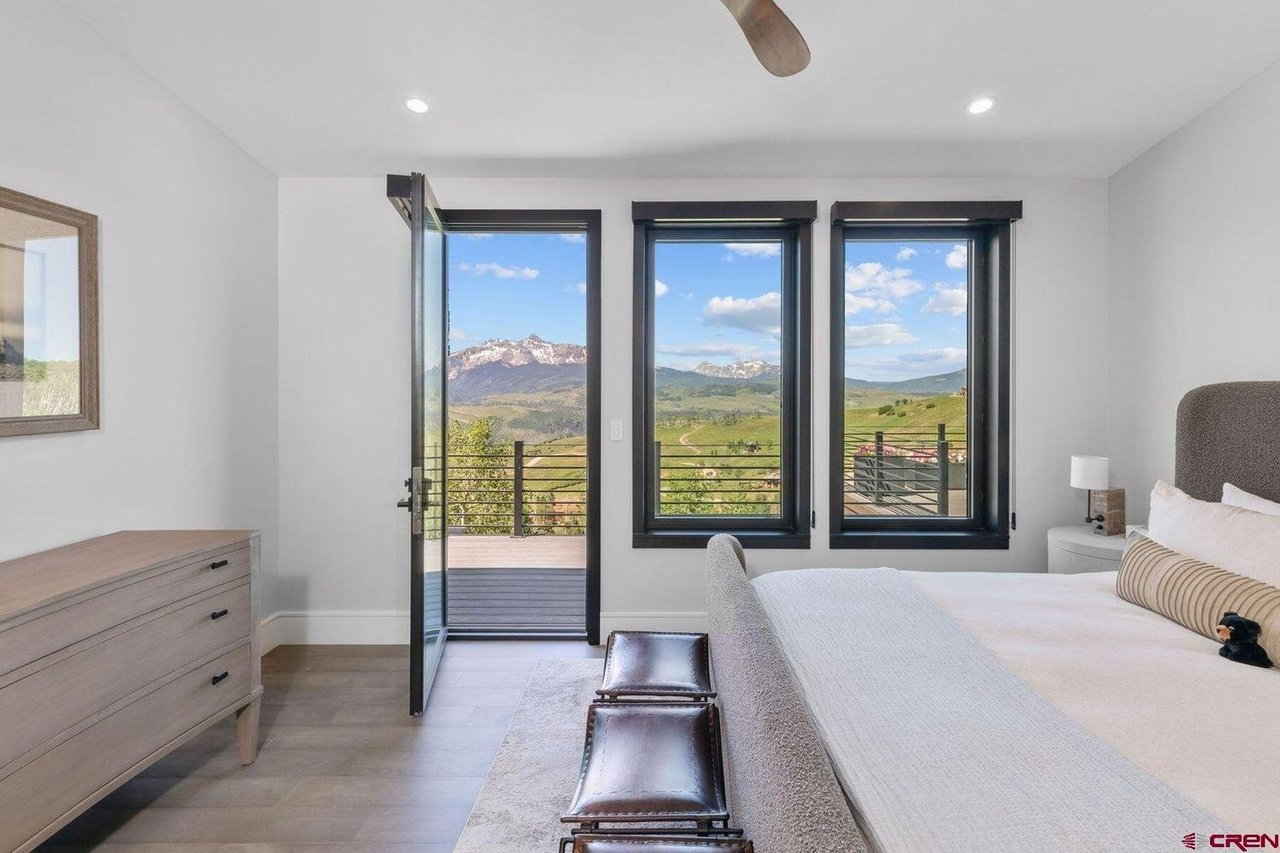 216 E Serapio Dr