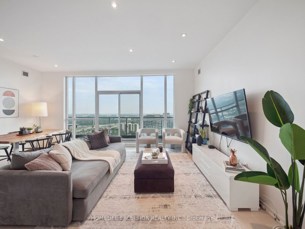 PENTHOUSE IN EMERALD CITY 