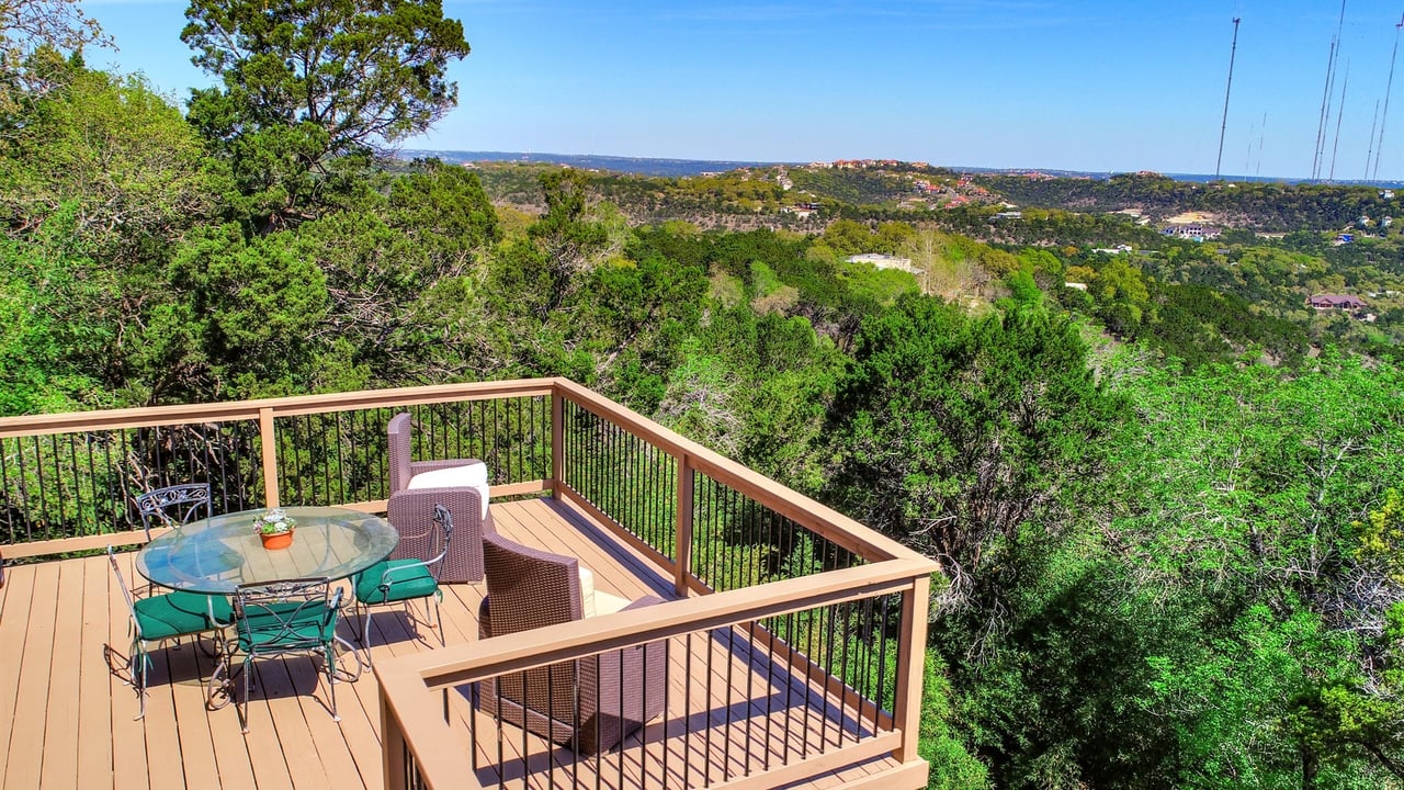 Hilltop Retreat with Panoramic Views