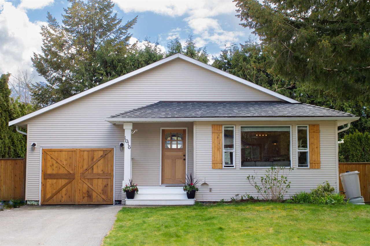 1016 Edgewater Cres