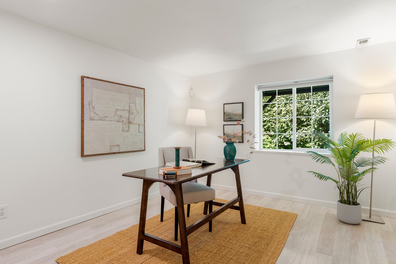 Expansive Lynnwood Living