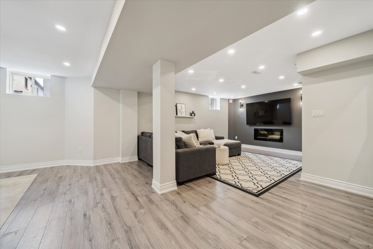 32 Maplebank Cres