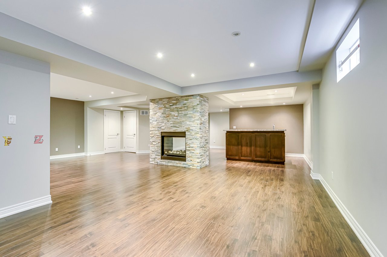 1152 Jezero Cres